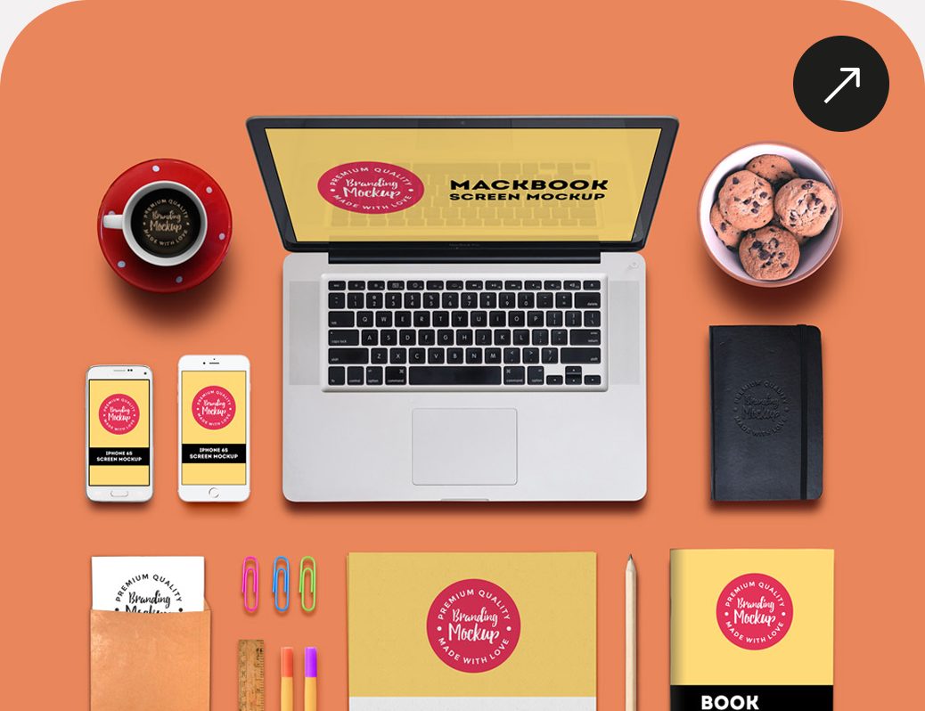 Grafikdesign-Mockup mit Laptop, Notizbuch und Verpackungen auf Orange