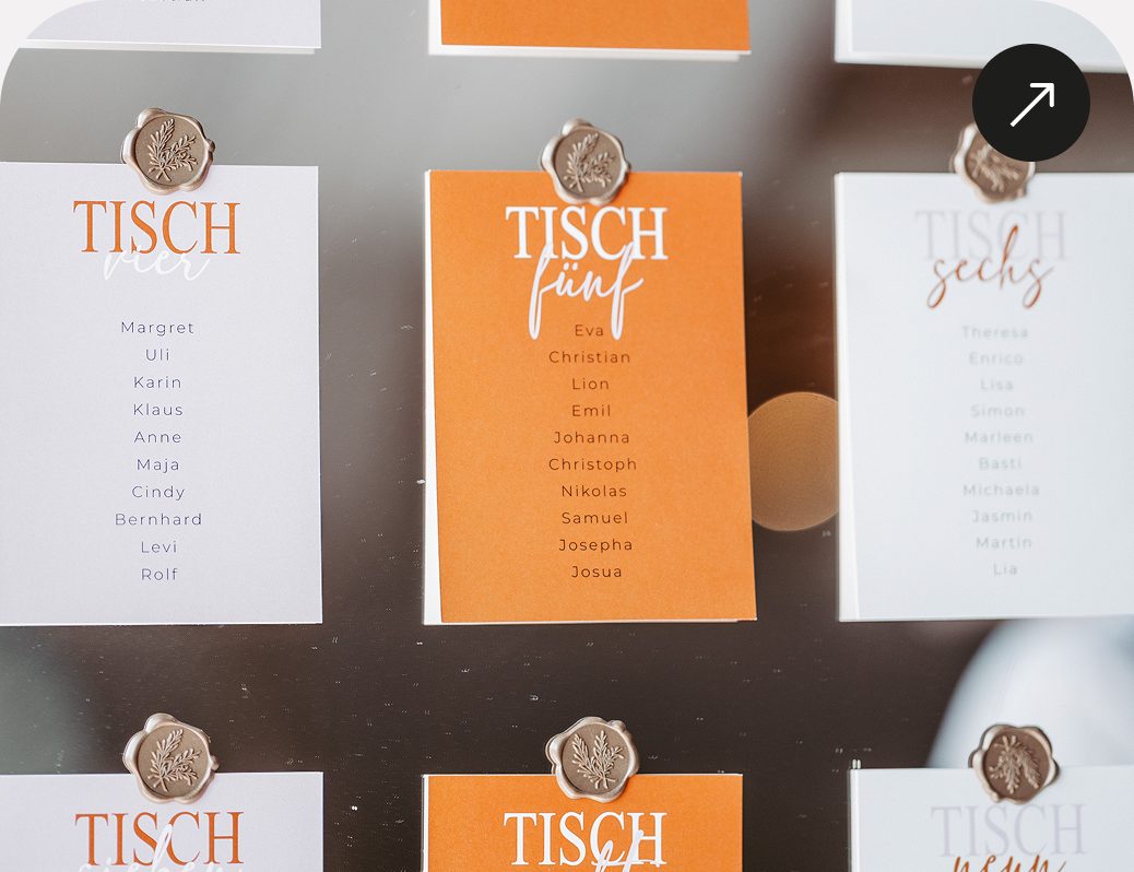 Hochzeitspapeterie: orange und weisse Tischkarten mit Siegel