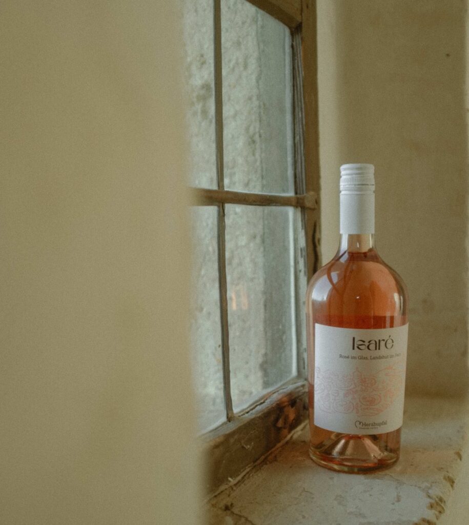 Die Isaré-Flasche auf einer Fensterbank im Gegenlicht