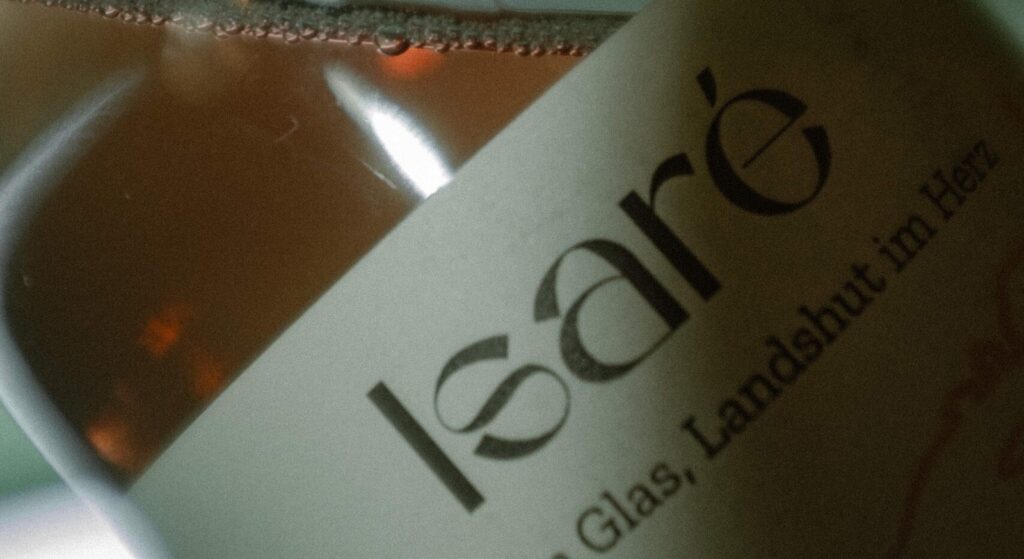 Nahaufnahme des Isaré-Etiketts mit dem Schriftzug „Rosé im Glas, Landshut im Herz“