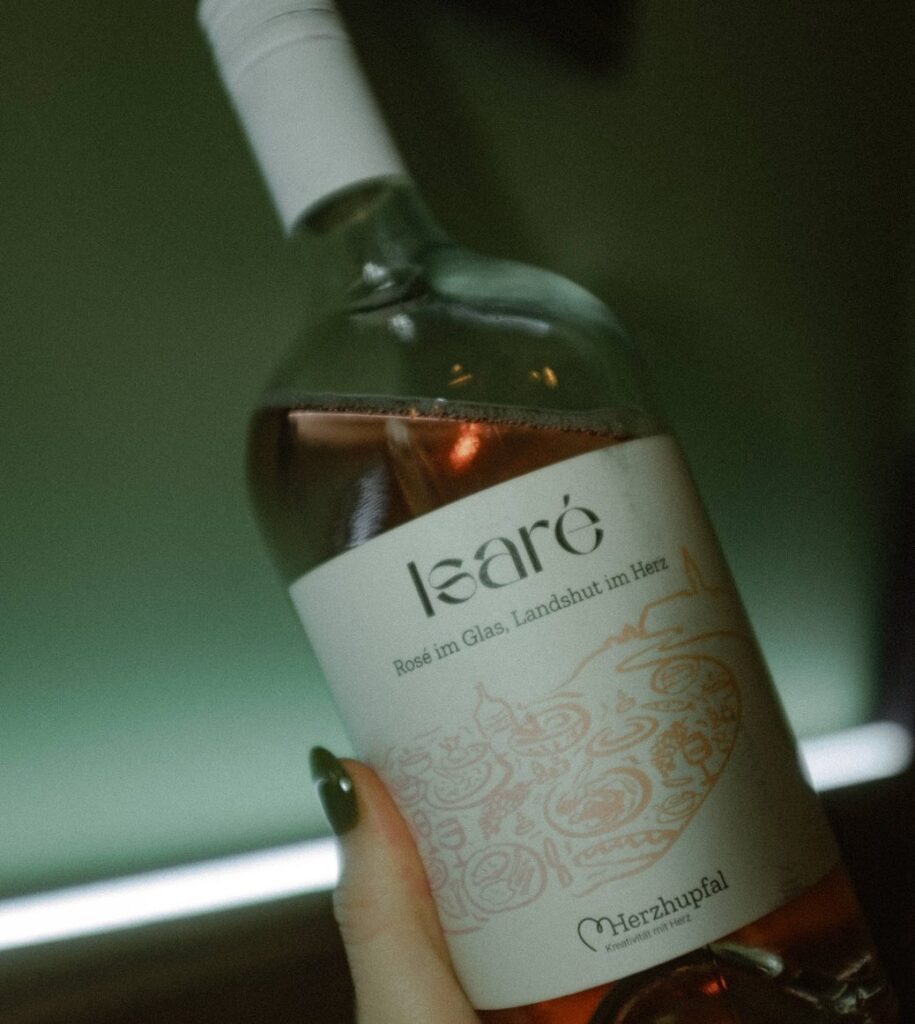 Eine Hand hält die Isaré-Flasche ins Licht
