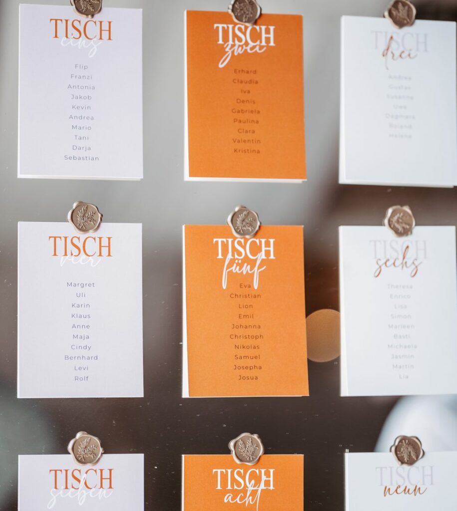 Tischkarten in Orange und Weiss mit Wachssiegel