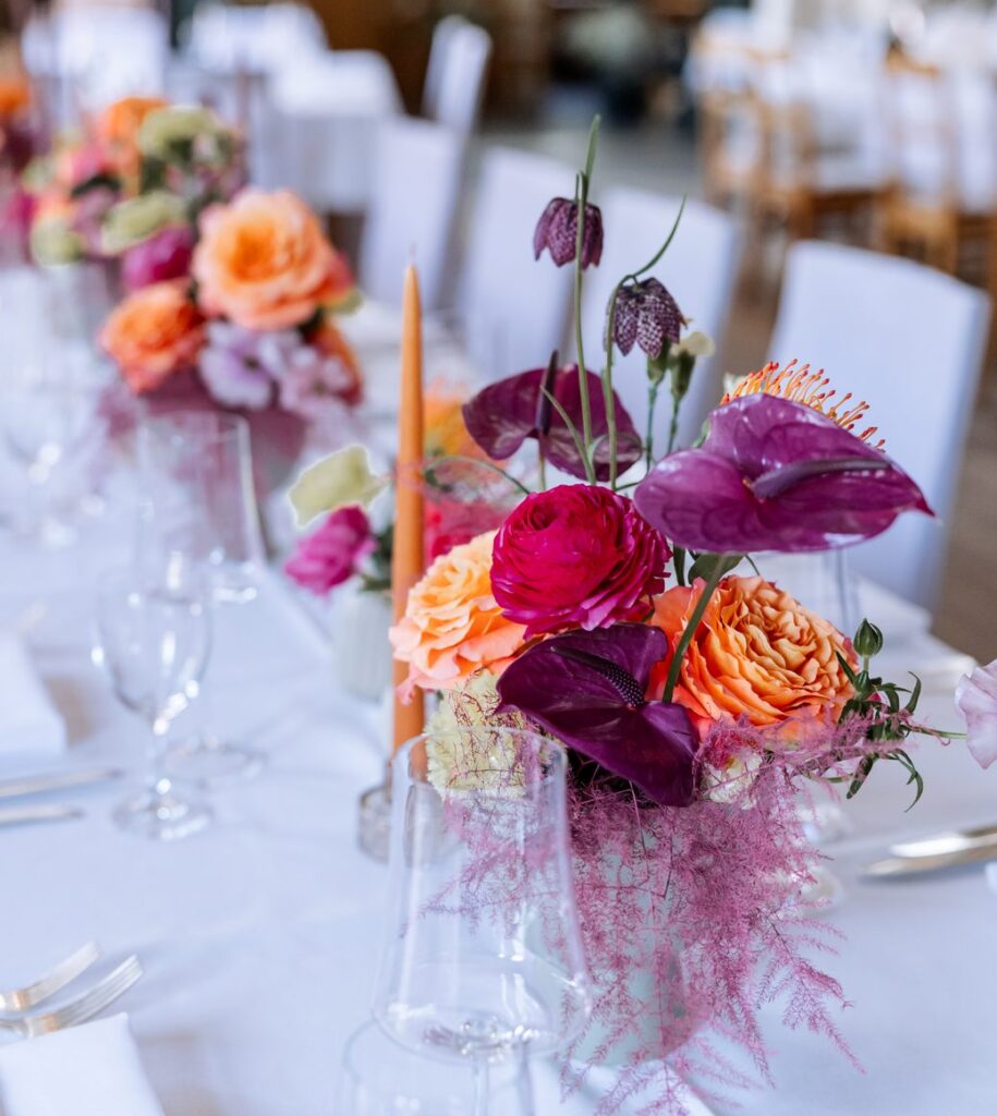 Gedeckte Hochzeitstafel mit Blumen und Kerzen