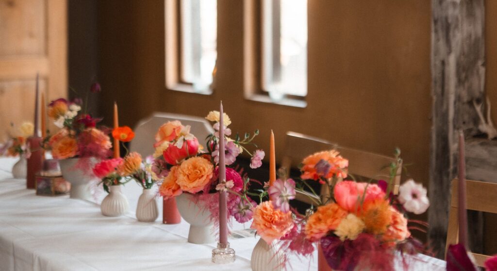 Lange Hochzeitstafel mit Blumenschmuck und Kerzen